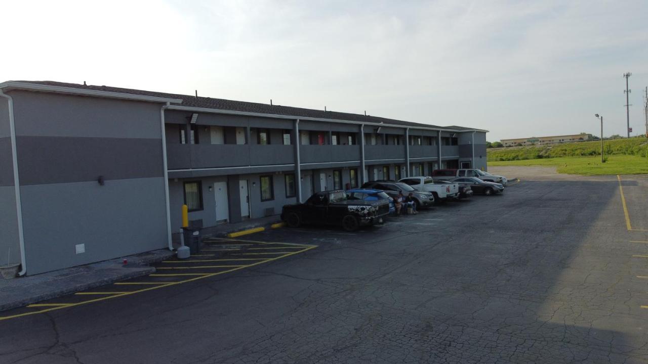 Days Inn By Wyndham Indianapolis East Post Road Eksteriør billede